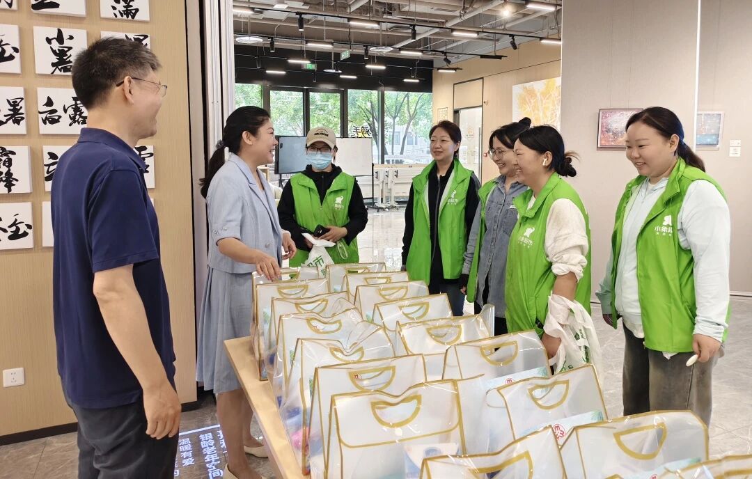 西城区妇联开展“清凉一夏 温暖驿家” 夏季送清凉慰问活动