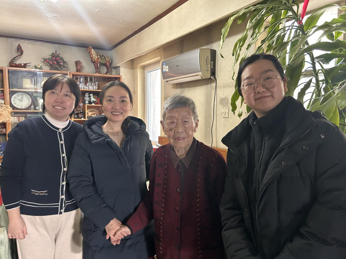 西城区妇联“两节”走访慰问离退休党员