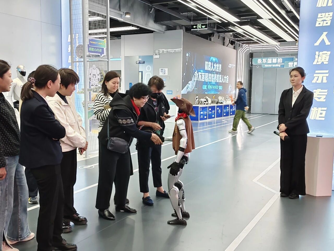 西城区妇联赴北京机器人大世界参观学习