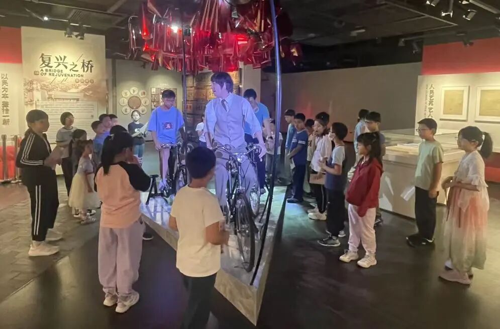西城区妇联开展“探寻天桥百戏文脉 涵养优良文明家风”礼遇家庭活动